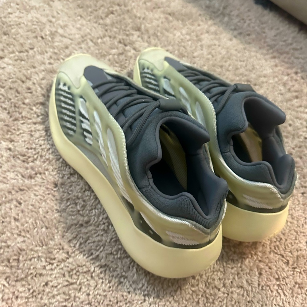 Cream Yeezy 700 v3 “fade salt” “azael”